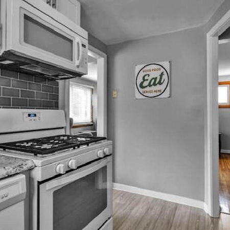 Gorgeous 2 Queen Bedroom Lower Apartment In North Buffalo With Free Driveway Parking Экстерьер фото
