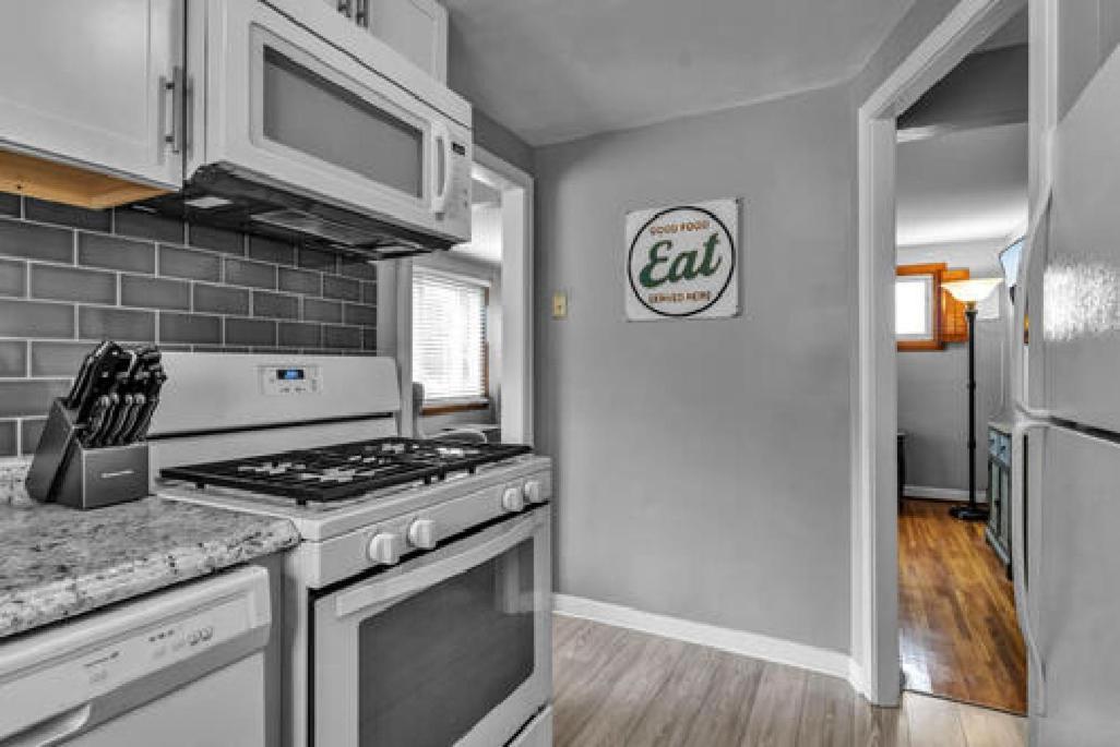 Gorgeous 2 Queen Bedroom Lower Apartment In North Buffalo With Free Driveway Parking Экстерьер фото